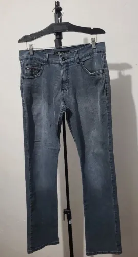 Calça Jeans Cinza N° 42, bonita, bem confortável, tecido macio e leve. 