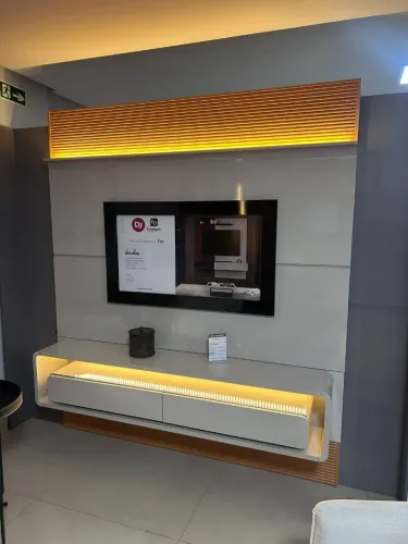 Painel de TV  até 70 polegadas Suspenso com Iluminação LED - Design Moderno