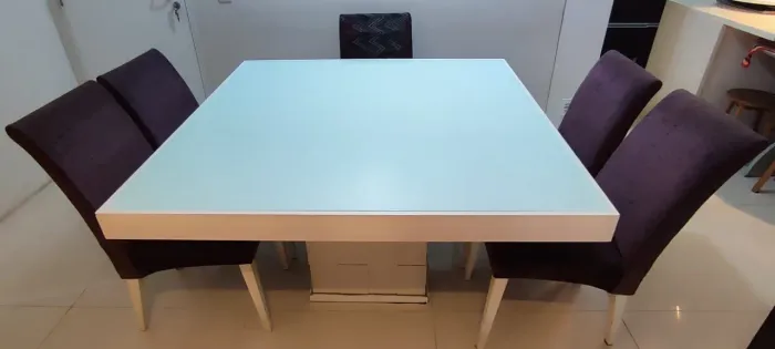 Mesa grande branca de vidro em laca