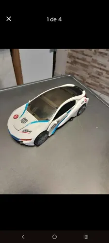 Carrinho que vira robô emite som e luzes