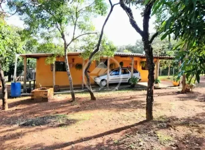 Chácara de 2.000m2 com casa de 160m2, toda cercada com poste de eucalipto tratado tela de 
