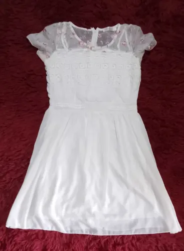Vestido branco com detalhes em renda e manga transparente