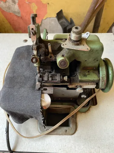 Máquina de costura overlock chinezinha