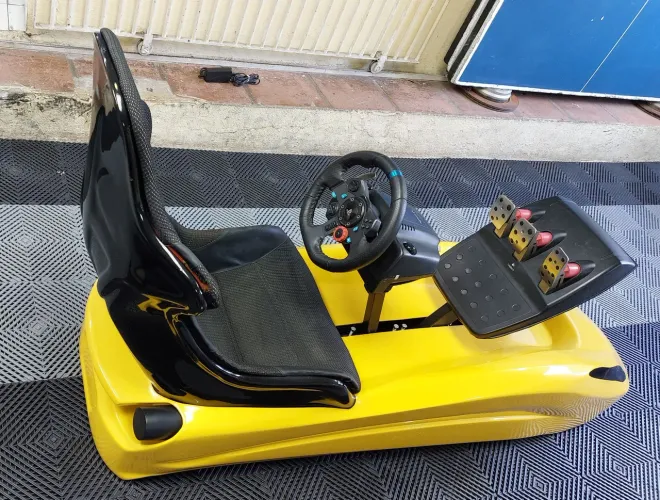 Cockpit/Simulador de Corrida exclusivo em fibra com Logitech G29 (para PS5/PS4/PC/XBOX)