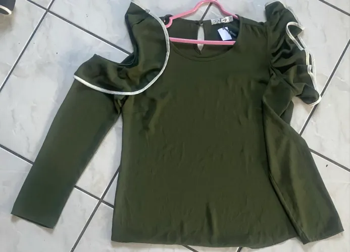Linda blusa verde militar - R24,99 - TAM. P