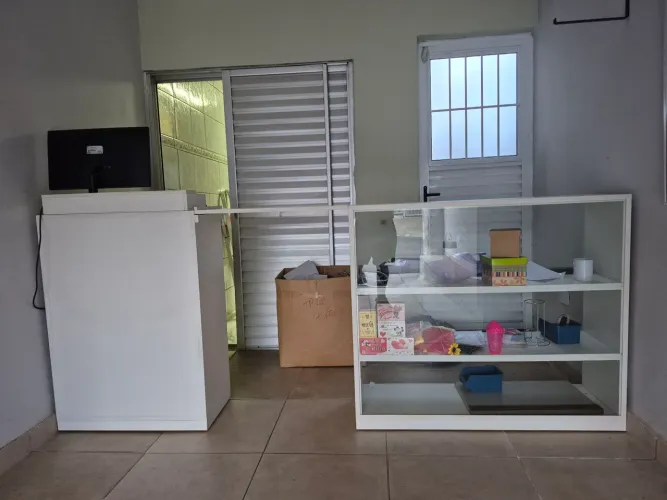 Balcão com expositor MDF e rodinha 