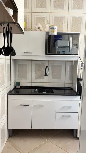 Cozinha compacta com balcão de pia 