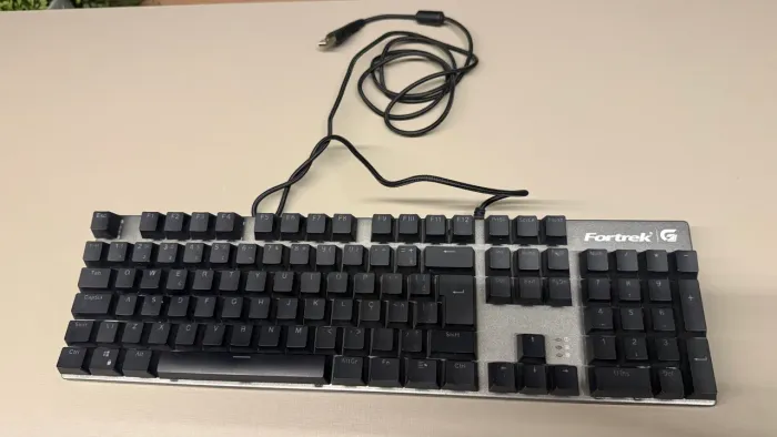 Teclado Fortrek 106 teclas RGB