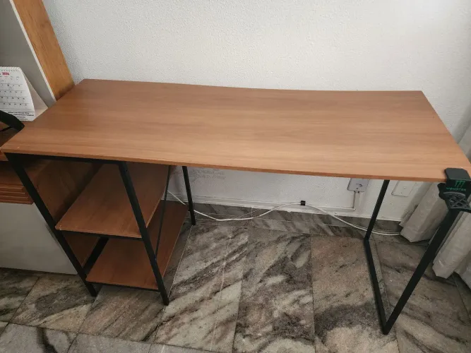 Mesa com prateleira