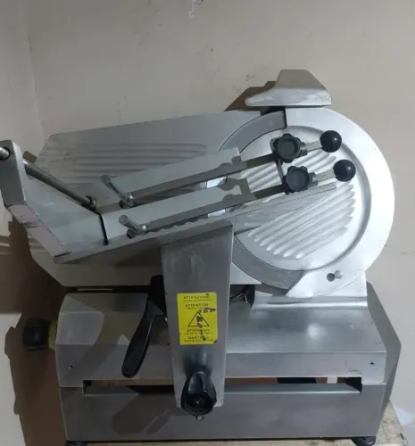 Fatiador Sirman em excelente estado,Lâmina de 35cm semi nova pouco uso Ideal p/Charcutaria