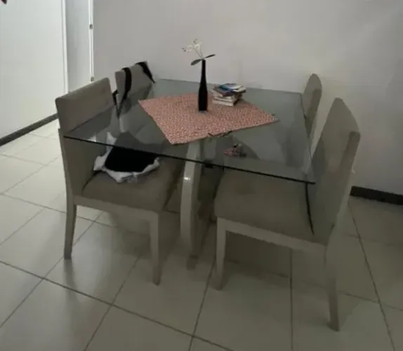 MESA COM TAMPÃO DE VIDRO 