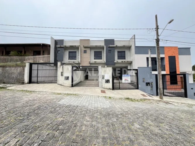 Sobrado alto padrão com 03 suítes amplas, e amplo espaço nos fundos, no bairro Escola Agrí