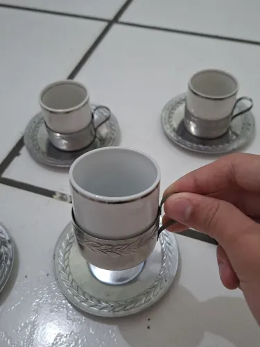 Conjunto de xícaras de café com pires - estilo clássico com suporte metálico