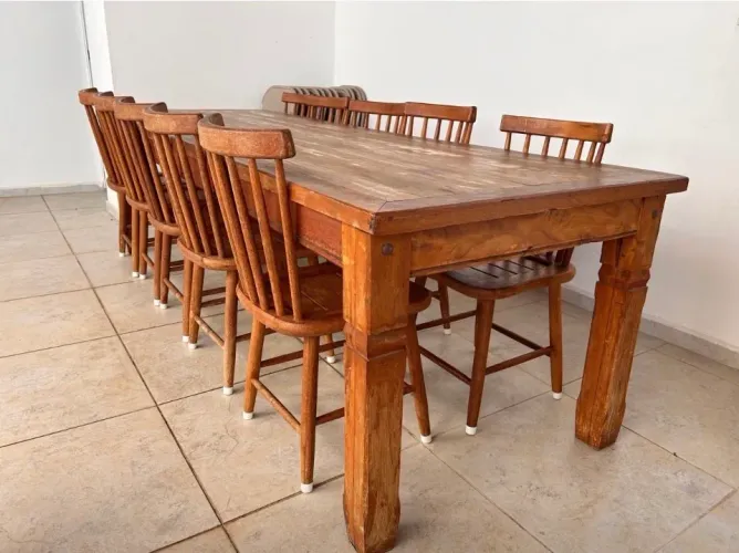 Mesa com 10 cadeiras