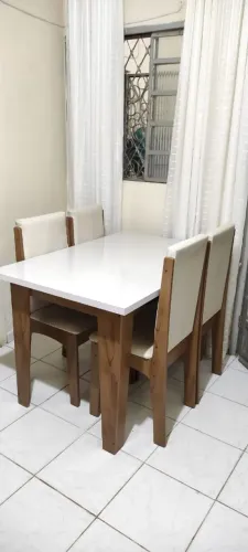 Vendo mesa com 4 cadeiras 