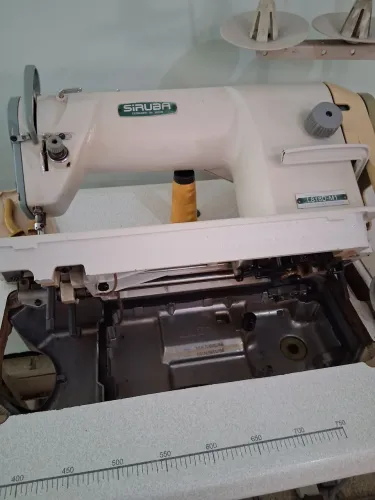 Vendo uma costura reta siruba. 