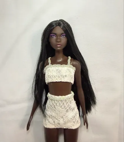 Boneca Barbie Symone Looks com corpo básico play line