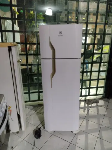 Geladeira Eletrolux 220v