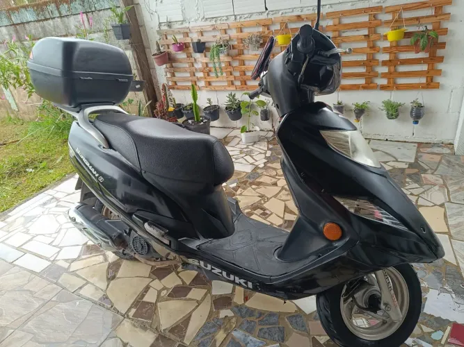 Suzuki Burgman 125 preta