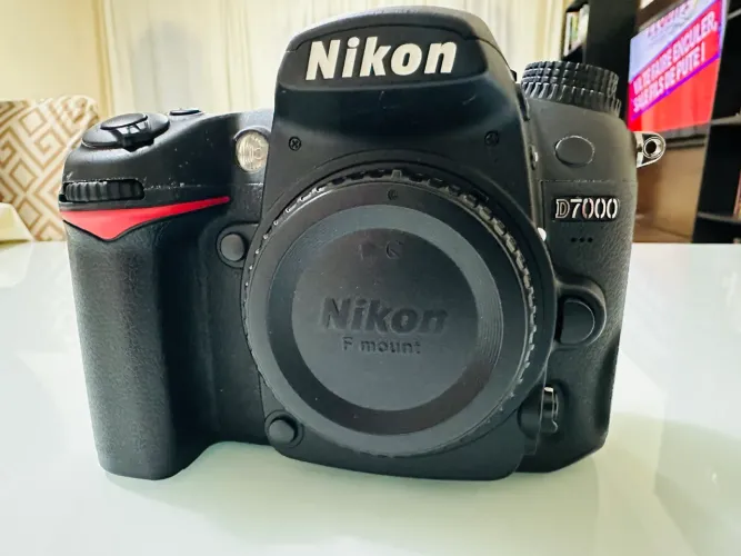 Máquina fotográfica Nikon D7000 (pouco uso e com todos acessórios)