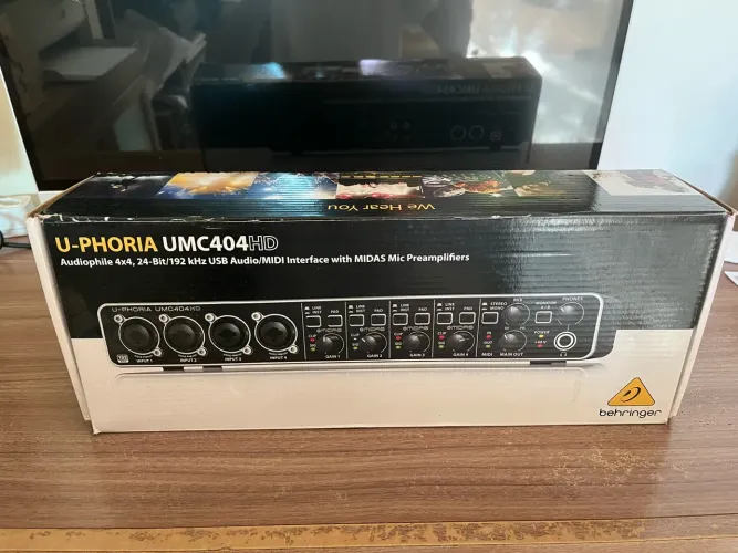 Interface de áudio Behringer UMC404HD 4 canais