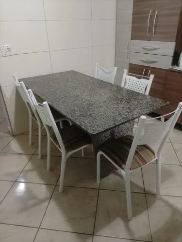 Mesa de mármore com 6 cadeiras