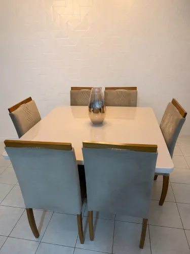 Mesa de Jantar 6 Lugares com 6 Cadeiras - Tampo Branco e Base Ripada