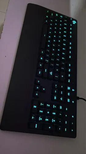Vende-se teclado Logitech G213 Prodigy RGB, teclado gamer mecânico com fio + mouse pad