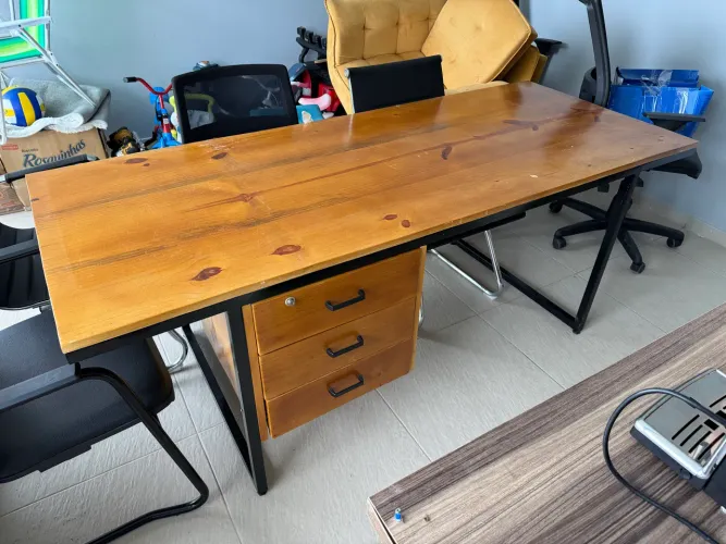 Mesa com Gavetas em Madeira e Metal