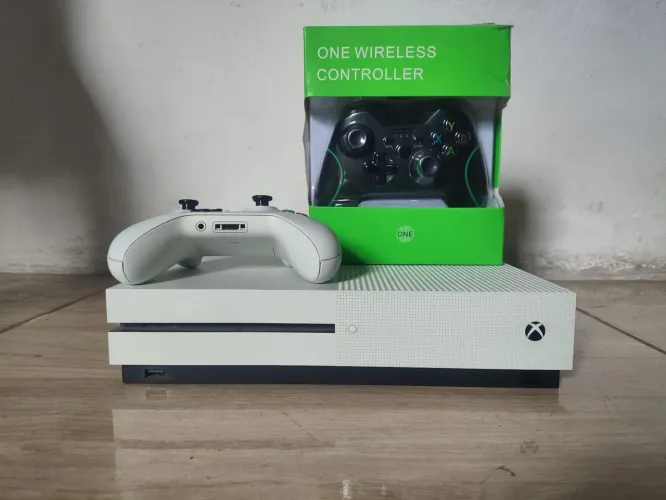 Xbox one s com dois controles 