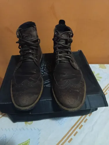 Bota John John. 