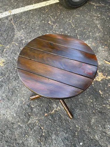 Mesa lateral em madeira 