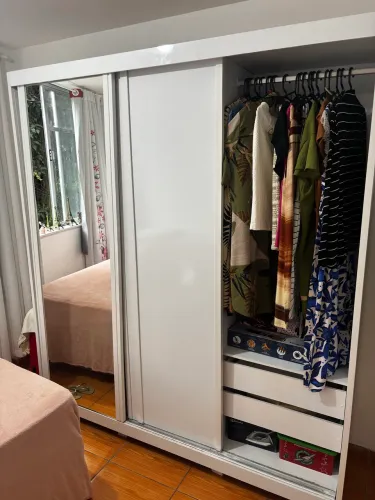 Guada roupa bom pastor 3 portas de correr com espelho e 4 gavetas