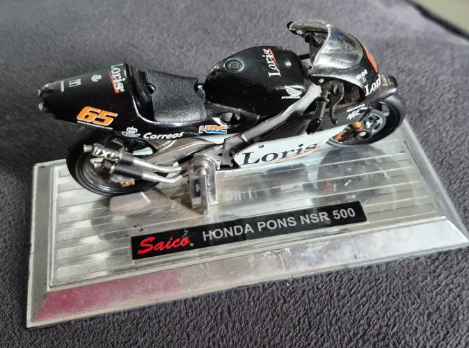 Moto miniatura da equipe Honda Pons, piloto Capirossi