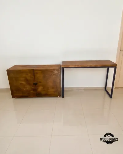 Mesa estilo industrial e móveis em madeira de pinus