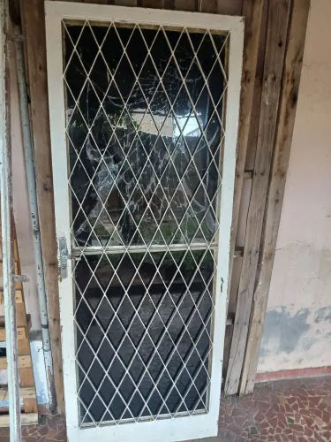 Porta de ferro com fechadura e portal 0,80 x 2,10