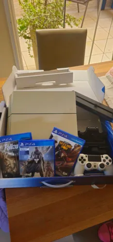 Playstation 4 + 3 jogos