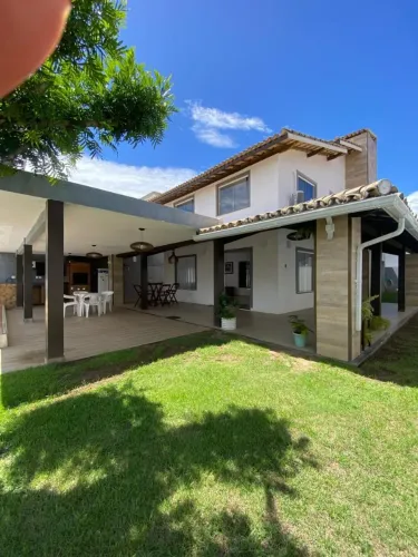 Excelente casa localizada no condomínio Vilas do Jacuípe. Porteira fechada, energia solar.