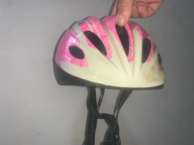 Capacete de bicicleta rosa