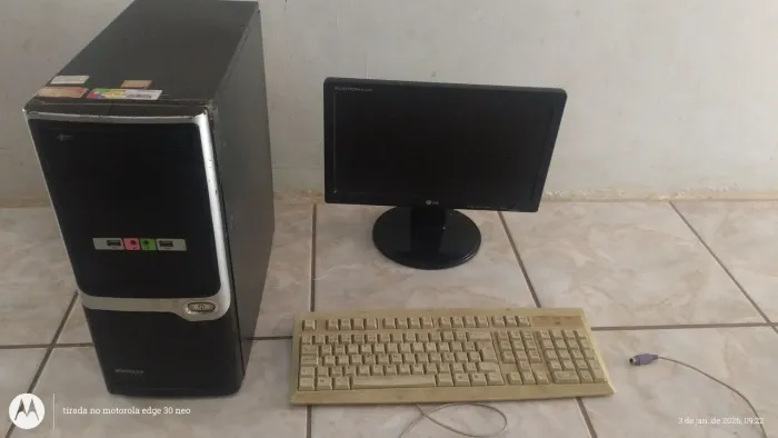 Monitor e teclado 