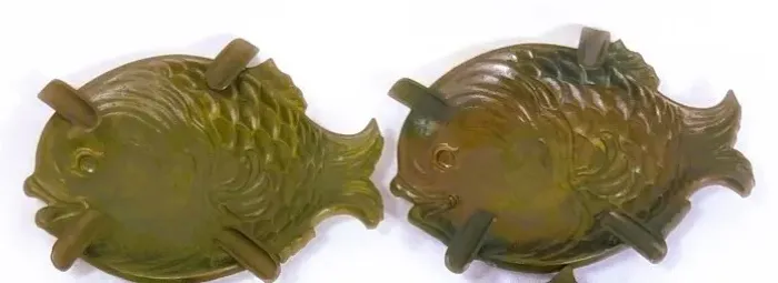 Par antigos cinzeiros bronze dourado cinzelado representando peixe embaixo relevo*