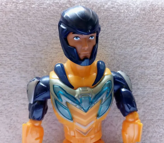 Boneco MaxSteel Max Turbo Lançador