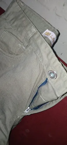 Calça cargo cor verde militar com bolsos