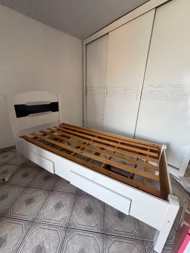Cana solteiro com gavetas ótima.