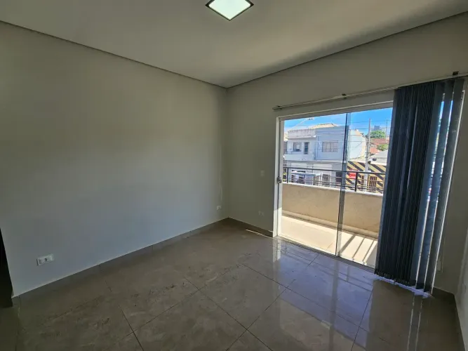 Apartamento novo, sob loja, centro