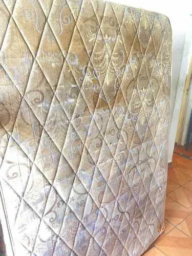 Colchão casal ônix mola cor dourada