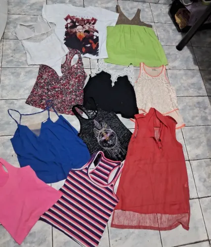 Roupas $1,00 peças venha escolher.