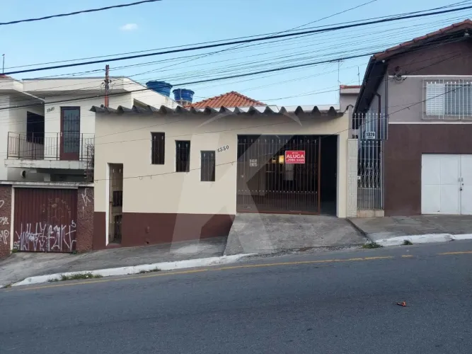 Casa independente com 3 quartos, sala, cozinha, banheiro e vaga de garagem na Vila Gustavo