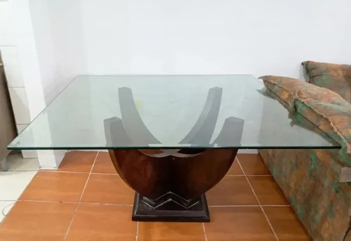 Mesa de jantar grande. Em vidro, alto padrão.