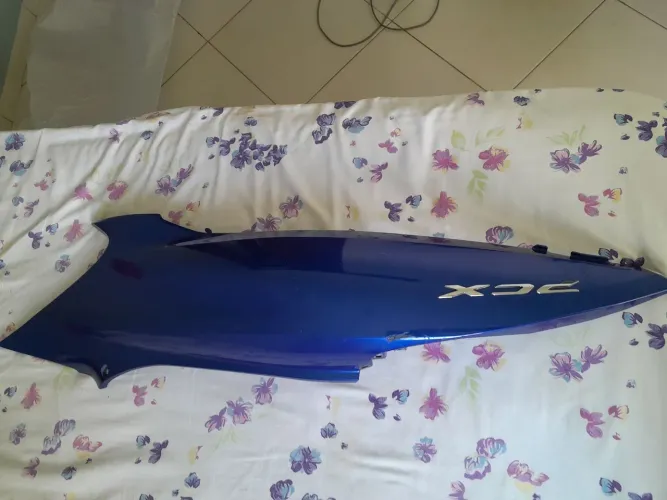 Rabeta lado direito pcx 150 2022 azul original com uma pequena avaria!